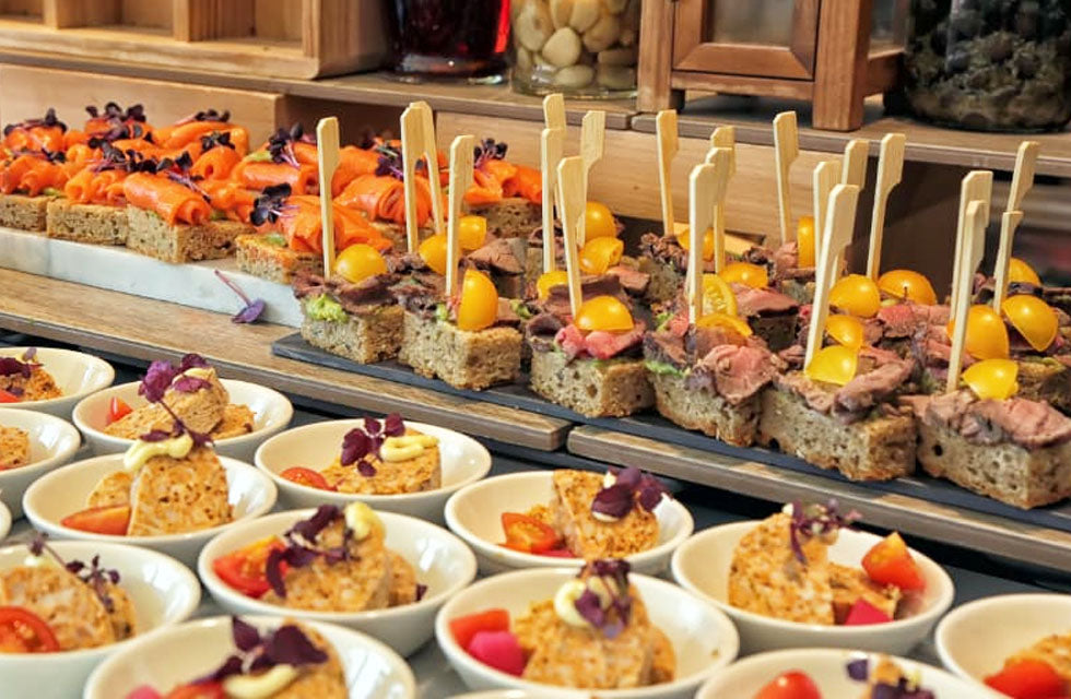 Saturday Brunch with Soft Beverages at The Retreat Palm Dubai for One | Food and Drink at Wondergifts