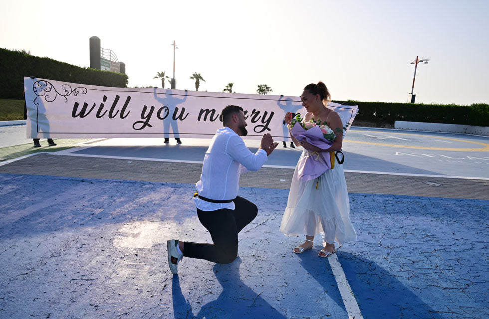 Romantic Proposal: 12-Minute Private Helicopter with Flowers for Two - WONDERDAYS