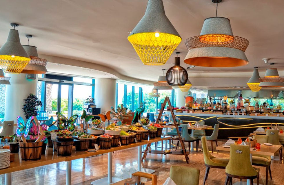 Saturday Brunch with Soft Beverages at The Retreat Palm Dubai for One | Food and Drink at Wondergifts