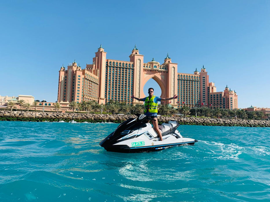 7-Hour Jet Ski Course: Theory, Practice, Exam and License | Days Out at Wondergifts